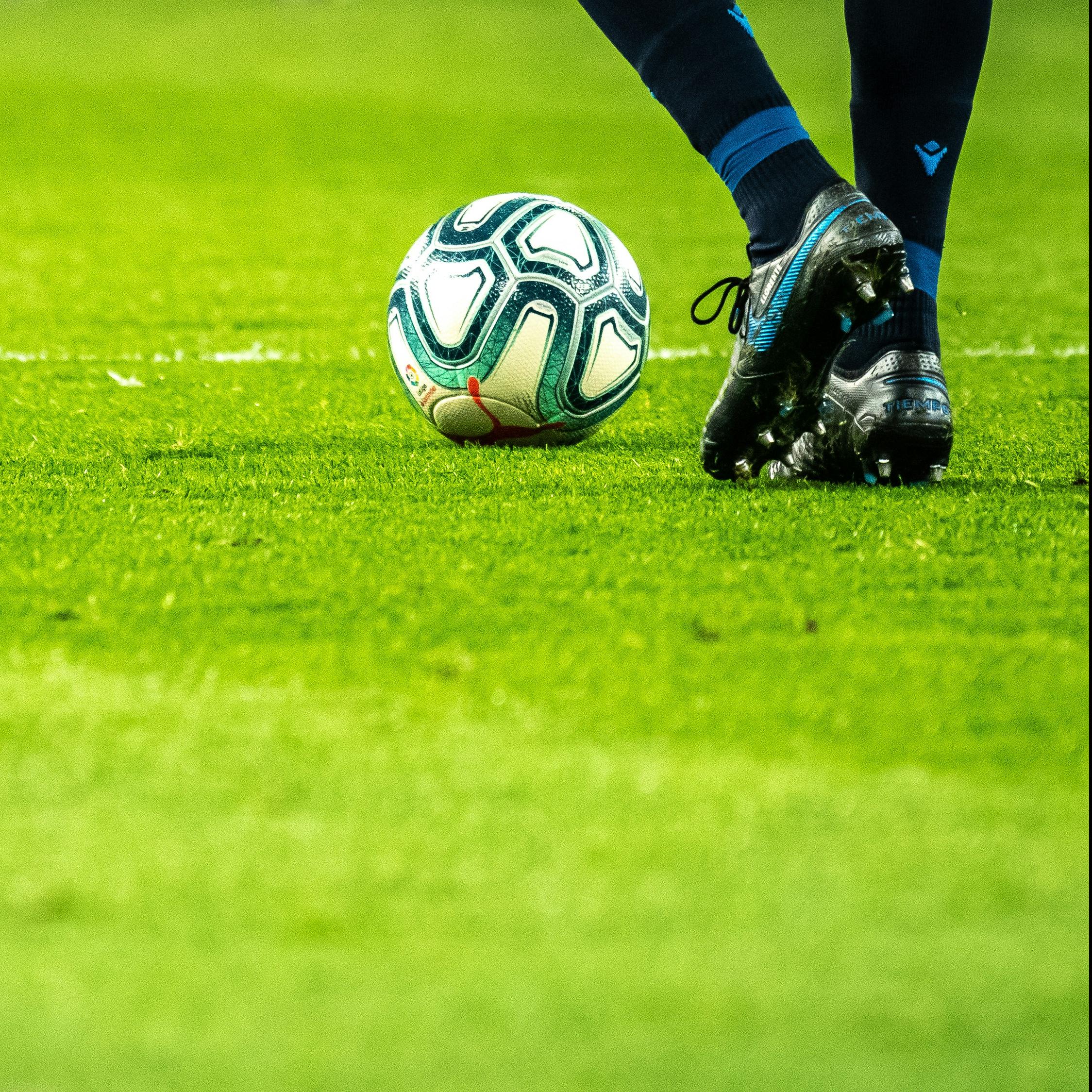 Mann spielt Fussball auf dem Feld